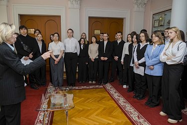 Старшеклассники заняли депутатские кресла